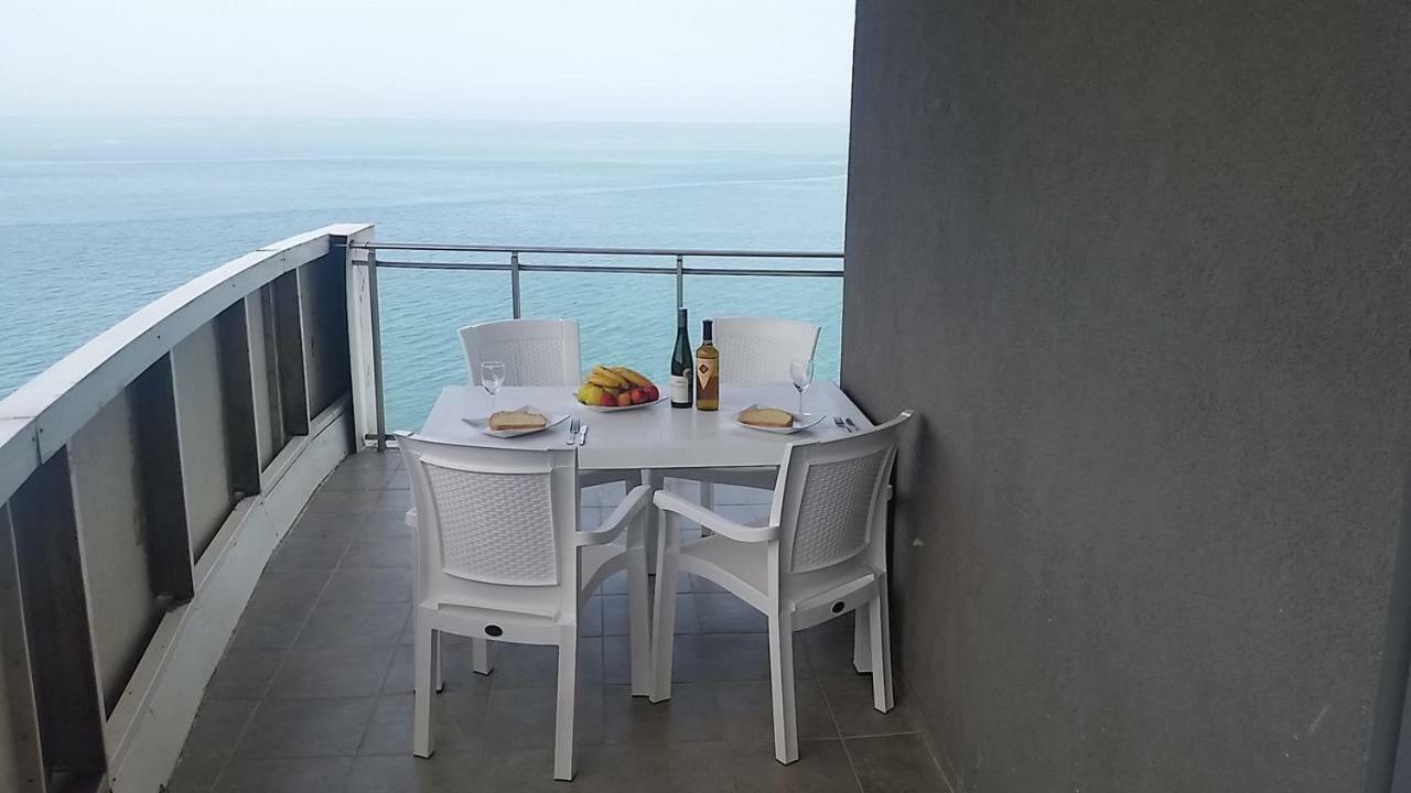 Pure Wellness Sea-View Beluga & Dolphin Luxury Hotel Apartments Batumi Exterior foto